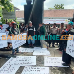 Aksi para pedagang Pasar loak Kaliombo di depan Kantor Dinas Perdagangan dan Industri Kota Kediri (foto: Muji Harjita)