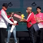 Wali Kota Madiun, Maidi, saat menyerahkan hadiah utama kepada peserta Gowes Kemerdekaan.
