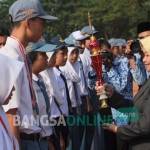Bupati Kediri Haryanti Sutrisno saat menyerahkan penghargaan kepada siswa berprestasi. foto: hms
