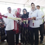 Wali Kota Batu Dewanti Rumpoko melakukan pengguntingan pita tanda diresmikannya TPST Jalibar Berseri, Rabu (11/3).