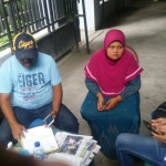 Widjiyanti (37), warga Desa Putatlor Kecamatan Menganti saat ngadu ke Balai KWG. Foto: SYUHUD A/BANGSAONLINE