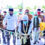 Gubernur Jawa Timur, Khofifah Indar Parawansa menggunting pita sebagai tanda peresmian SMK Boarding School Nasyrul Ulum yang berlokasi di Desa Aengdake, Kecamatan Bluto, Kabupaten Sumenep Madura, Selasa (29/9/2020). foto: ist/ bangsaonline.com