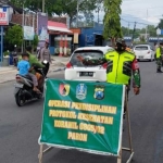 Petugas gabungan dari Koramil dan Polsek Paron menggelar operasi yustisi penegakan protokol kesehatan di Jalan Raya Paron, Ngawi