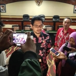 Wawali Pasuruan saat memberikan keterangan persnya. foto: SUPARDI/ BANGSAONLINE