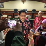 Wawali Pasuruan saat memberikan keterangan persnya. foto: SUPARDI/ BANGSAONLINE