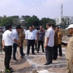 Komisi A DPRD Surabaya saat melakukan sdak ke lokasi Perumahan Graha Natura Surabaya. foto: Maulana/ HARIAN BANGSA