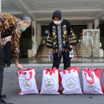 Wali Kota Rimsa saat menerima bantuan Paket Sembako dari Presiden RI.