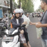 Wida Ari, penggagas kegiatan membagikan takjil berupa sayuran segar hidroponik. Foto: BAMBANG/ BANGSAONLINE