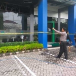 Kantor BPJS Kediri masih dipasang garis polisi usai terbakar Kamis (15/6) pagi. foto: arif kurniawan/ bangsaonline