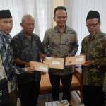 SURAT PENOLAKAN - Pengurus NU Tambakrejo, Takmir Masjid Darussalam dan BPD Tambakrejo menyerahkan surat penolakan Karaoke Keluarga Pop City, kepada Ketua DPRD Sidoarjo, di Gedung DPRD Sidoarjo, Selasa (12/7). foto: MUSTAIN/ BANGSAONLINE