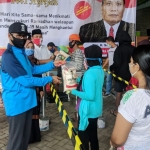Bacabup Jember, Djoko Susanto (kiri) saat menyerahkan bantuan sembako kepada warga.