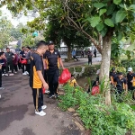 Kegiatan bersih sungai yang dilakukan Polsek Semanding, forpimka, dan pihak terkait. 