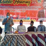 Ketua Fraksi PDIP DPRD Gresik Noto Utomo saat menggelar public hearing. foto: SYUHUD/ BANGSAONLINE