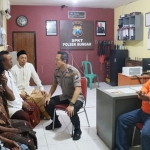 Kapolres Gresik AKBP Kusworo Wibowo didampingi Kepala BPBD Tarso Sagito saat meminta keterangan orangtua korban bersama keluarga di Polsek Bungah. foto: ist