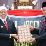 Gubernur Khofifah saat menerima Rekomendasi LKPJ TA 2022.