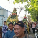 Kirab tumpeng raksasa yang berisi hasil bumi yang sangat dinanti oleh warga untuk diperebutkan. 