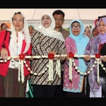 Menteri Sosial RI, Khofifah Indar Parawansa membuka Expo UMKM Kongres Muslimat NU di Asrama Haji, Pondok Gede, Jakarta, Rabu (23/11). Expo UMKM merupakan rangkaian dalam rangka acara Kongres Muslimat NU ke XVII yang digelar mulai kemarin (23/11) hingga 27 November 2016. 