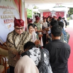 Bupati Dhito didampingi istri Eriani Annisa dan Wakil Bupati Dewi Mariya Ulfa serta Forkopimda saat menyalami tamu undangan. Foto: Ist.
