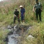 Anggopta Posramil pantau semburan lumpur di Gondang Bojonegoro.