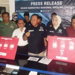 Kepala BNN Kota Mojokerto menunjukkan barang bukti tiga bandar narkoba.