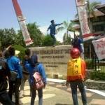 ?

Aktivis PMII Sumenep saat aksi melempar telur busuk ke gedung dewan, usai pelantikan 50 anggota dewan periode 2014-2019. foto: Ida Okvinita/BANGSAONLINE