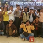 Kapolres Gresik AKBP Wahyu S. Bintoro, Ketua BPN Imam Nahrawi, dan wartawan foto bersama usai nobar film 22 menit. foto: SYUHUD/ BANGSAONLINE