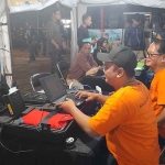 Warga memanfaatkan pelayanan Dispenduk Capil di acara Sepesma. Foto: Hendro Suhartono.