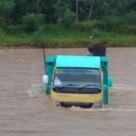 Truk yang gagah berani ini akhirnya berhasil menyeberangi sungai saat banjir bandang datang. Dalam kondisi nyaris terbenam air, truk berusaha menyeberang sungai dari hutan sebelah. 