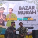  Kajari Magetan, Yuana Nur Ziam didampingi istri saat memberi sambutan. Foto: Hendro Suhartono/BANGSAONLINE