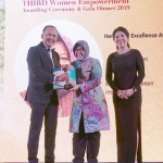 Wali Kota Surabaya Tri Rismaharini saat menerima penghargaan Women Empowerment Award (WEA) di Grand Ballroom, Mandarin Orchard, Hotel Singapura.