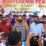 Kapolres Jombang saat rilis pers hasil Operasi Tumpas Narkoba. foto: AAN AMRULLOH/ BANGSAONLINE