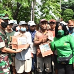 Danrem 084/Bhaskara Jaya Brigjen TNI Widjanarko S.Sos, didampingi Ketua Persit Kartika Chandra Kirana Koorcab Rem 084 PD V/Brawijaya Ny Lely Widjanarko saat membagikan tali asih.