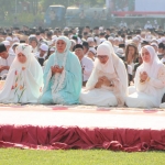 Gubernur Jawa Timur, Khofifah Indar Parawansa saat memanjatkan doa bersama ribuan warga Jatim usai shalat istisqa.