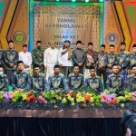 Muhammad Fawait bersama pengurus Laskar Sholawat Nusantara Probolinggo Raya foto bersama usai pengukuhan. foto: ist.