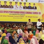 Bupati Gresik Sambari HR saat memberikan pengarahan soal virus Corona. foto: SYUHUD/ BANGSAONLINE