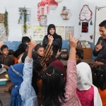 Wali Kota Kediri Abdullah Abu Bakar didampingi Ketua TP PKK Ferry Silviana Abu Bakar saat memberi pertanyaan kepada siswa SDN Balowerti 1. Foto: Ist.