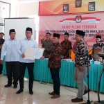 KPU Bangkalan menyerahkan SK penetapan Bupati-Wabup terpilih.
