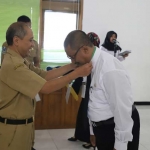 Sekda Tuban Budi Wiyana membuka pelatihan dan ujian sertifikasi dengan memakaikan ID card kepada perwakilan peserta.