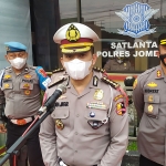 Kasubdit Jemenopsrek Ditkamsel Korlantas Polri, Kombes Pol Indra Jafar, memberikan keterangan kepada wartawan usai meninjau kesiapan pospam dan posyan. foto: AAN AMRULLOH/ BANGSAONLINE