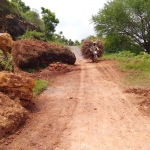 Tampak sisa longsoran tebing masih membekas di jalan.