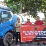 Tim dari PDI Perjuangan Kabupaten Kediri saat mengirimkan bantuan air bersih ke Desa Sugihwaras, Kecamatan Ngancar, Kabupaten Kediri. foto: ist.