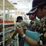 Sidak swalayan penjual minuman beralkohol di Bojonegoro hanya temukan mamin kemasan rusak tak layak jual. (Eky Nurhadi/BANGSAONLINE)