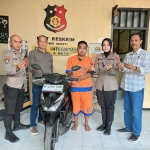 Pelaku saat dihadirkan di konferensi pers Polsek Sedati