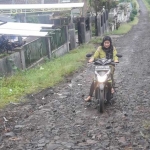 Kondisi jalan di Dusun Gunungsari, Desa/Kecamatan Tutur.