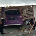 Kondisi minibus yang menyeruduk warung kosong di Jalan Umum Desa Pasirharjo, Kecamatan Talun, Kabupaten Blitar. (foto: ist).
