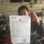 Korban saat menunjukkan surat laporan dari Polrestabes Surabaya atas kasus dugaan pencabulan.