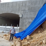 Anggota Komisi III DPRD Gresik Catur Dadang Raharjo saat sidak tanah proyek Underpass Randuagung yang ambrol. (foto: SYUHUD/ BANGSAONLINE)