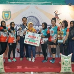 Wali Kota Madiun, Maidi, saat menyerahkan hadiah kepada para pemenang turnamen voli.