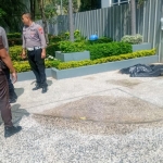 Petugas saat mengidentifikasi TKP korban ditemukan tewas
