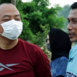 Cawabup Gresik Asluchul Alif bertemu legenda sepak bola Gresik Widodo C Putra. foto: ist.